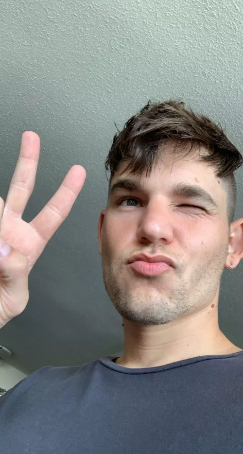 ✌️hi by tylermath