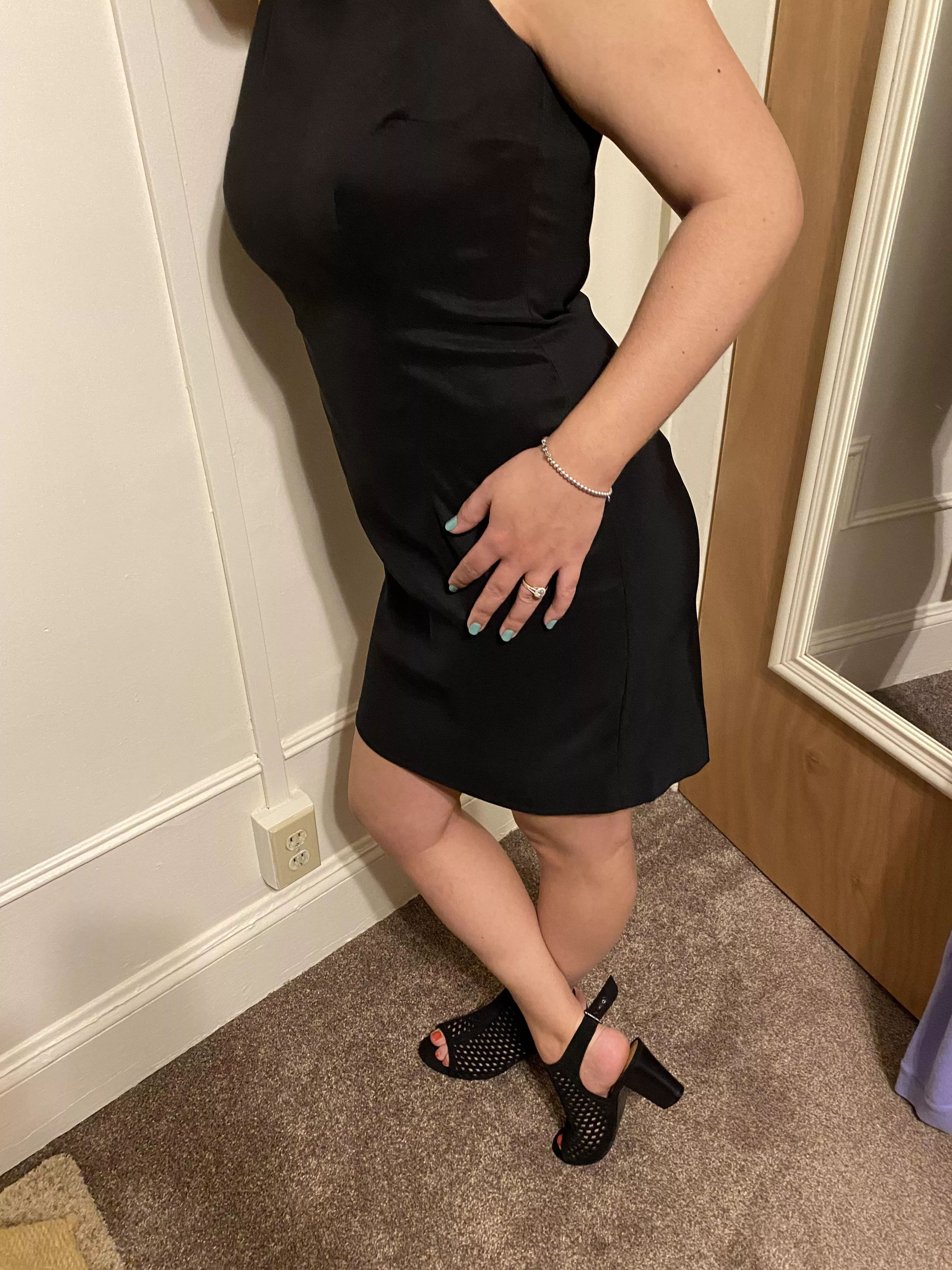 hi! I’m a real amateur wife (f25) and I make custom content for you guys! let me know if you’re interested 😘 upvote if you’d take me home from the bar 😏 [image] posted by EndlessSpace20