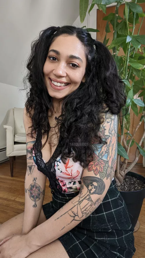 hi! 💚I'm Misha Black 💚 Goofy stoner babe 💚 Strip teases, ratings, nudes, solo content 💦$5.99 by TarooRooot