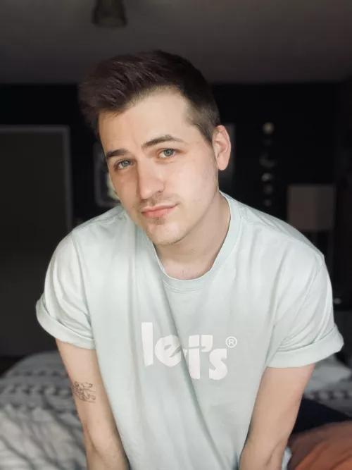 Hi, like my new shirt? :) by titanium-buck