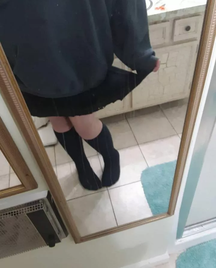 Hi please don’t make fun of me I’ve still very new to Reddit and hope to make some friends,here’s me in a skirt :3 posted by Chedder_Boi