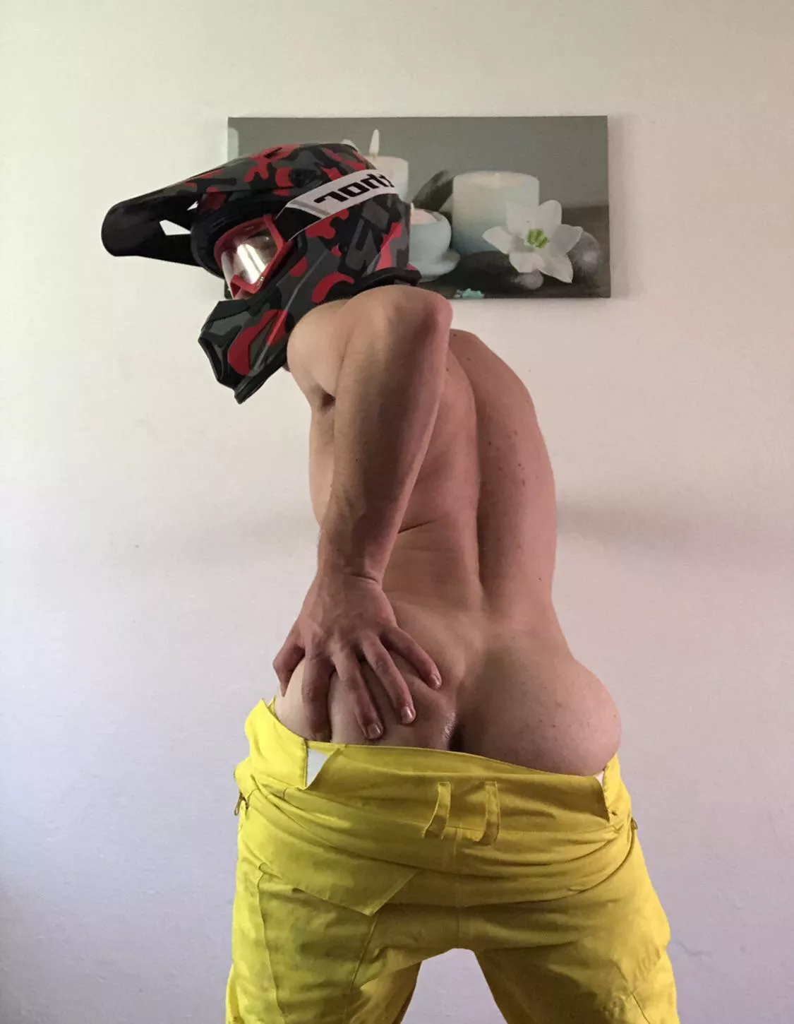 Hi there 😈 posted by AromeFike