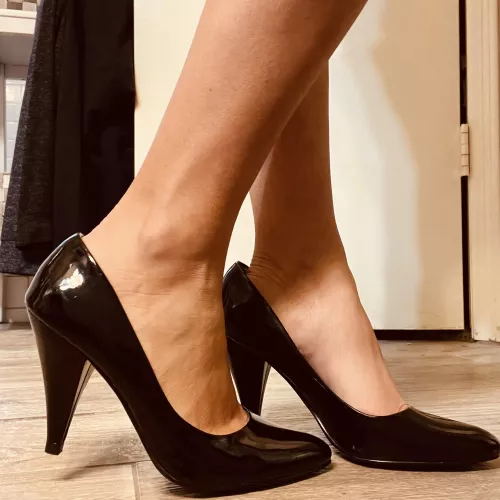 Hi there! I’m new here. First post are my favorite patent leather black pumps. by Evisfeet