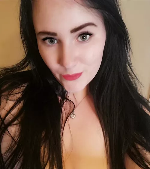 Hi there, naughty brunette here 😜 by louise96x