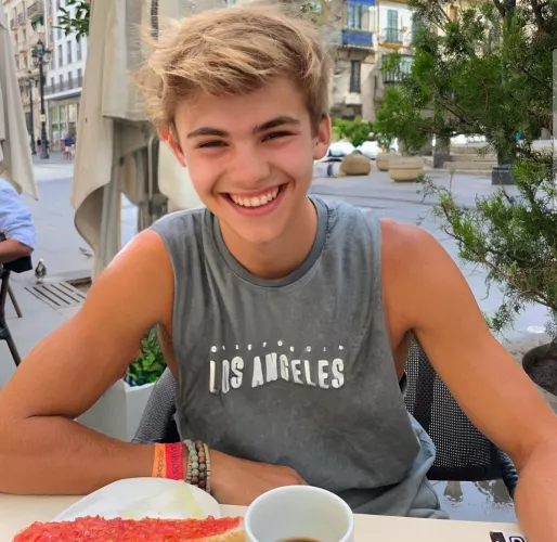 hi there! by MulberryAntique3097