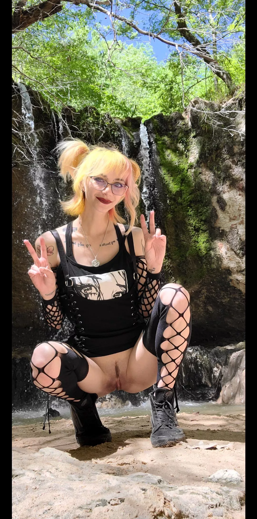 hi! what are you looking at? posted by LxttleFvxx