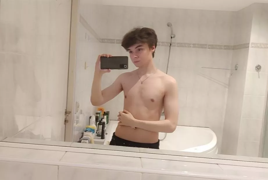 hiii posted by twinkytwink2002