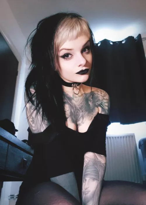 Hiiiiii 🖤 by PixxiGrrl_