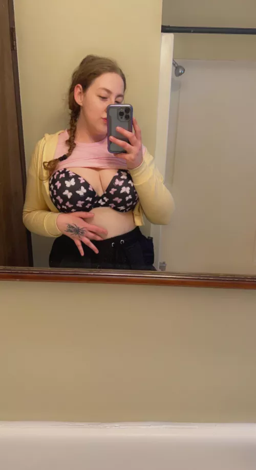 Hiiiiii 💞 by Miserable_Flower_497