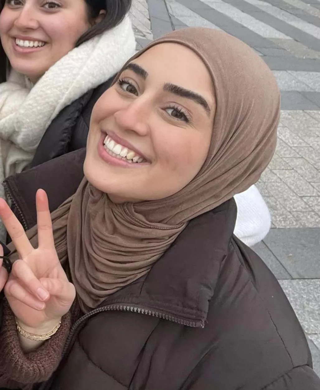 Hijabi needs her face contributed. Reward = hijabiless pic posted by This_Worldliness_419