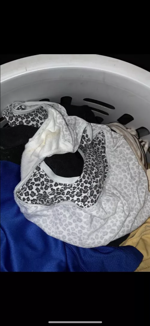 Hmu if you live with your mom or sister by Apprehensive-Tea9054