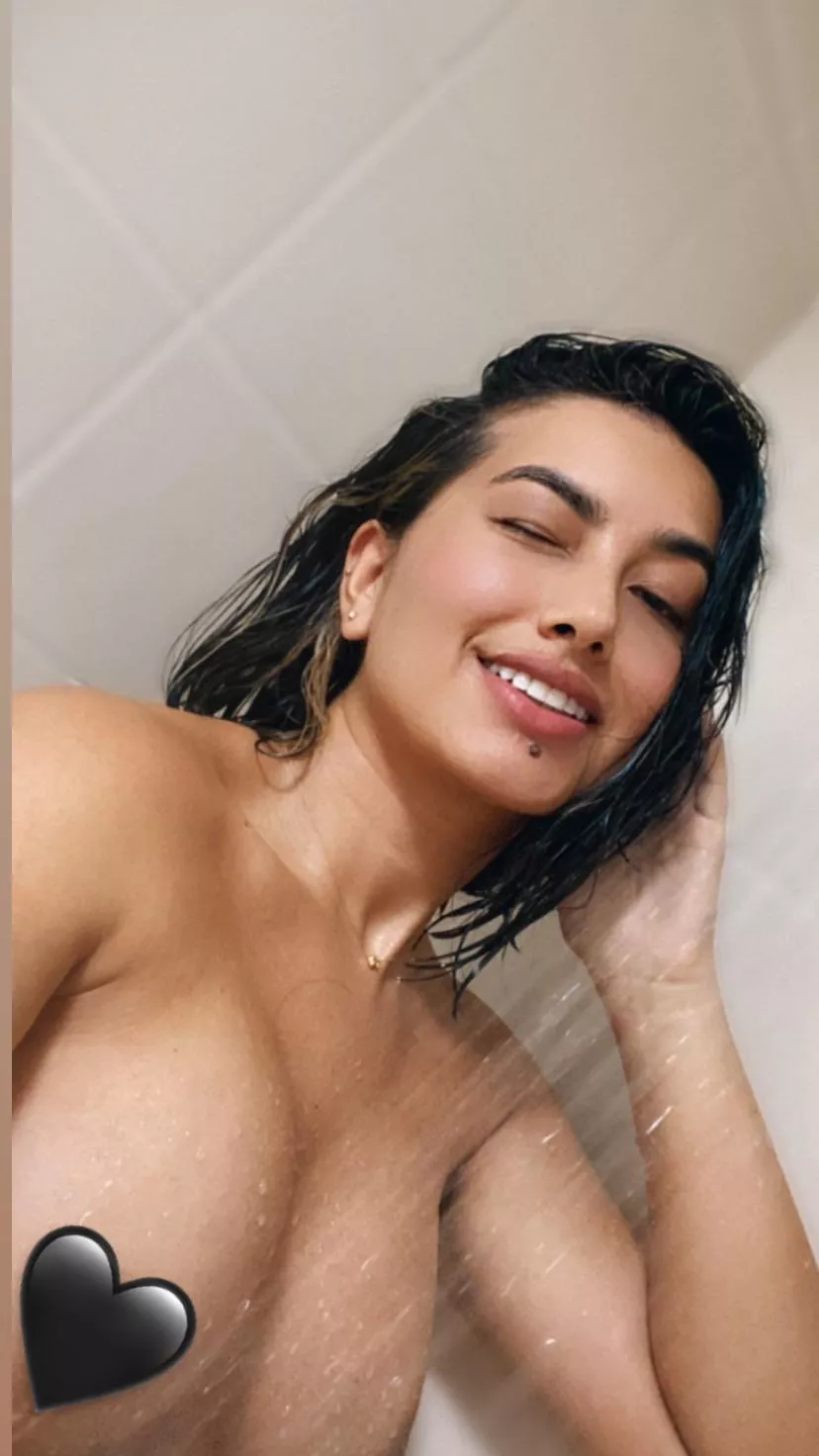 Hola bebes 🐰🖤 caro_cano posted by Caro_cano