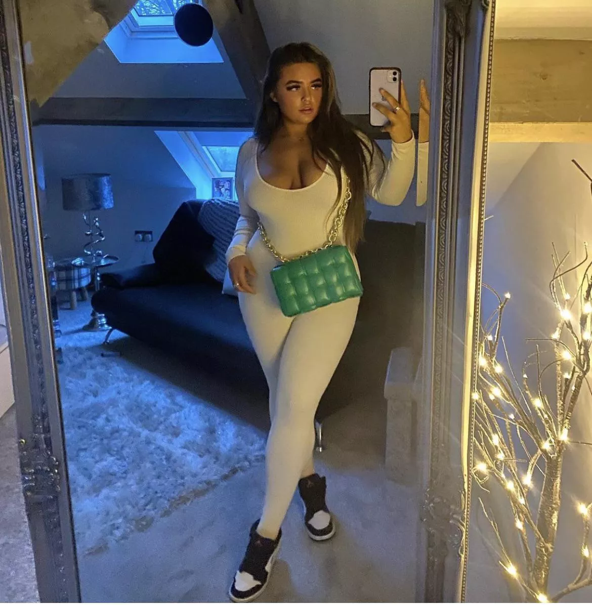 Hollie posted by salatvlad