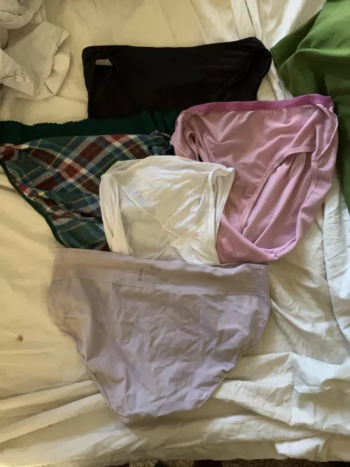 Home alone today gonna jerk and drench my moms panties by Blueturtle68