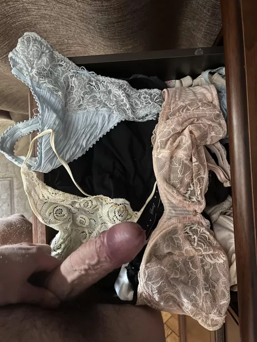 Home alone with my mom’s stuff.Write me if you are interested) by gunner_180