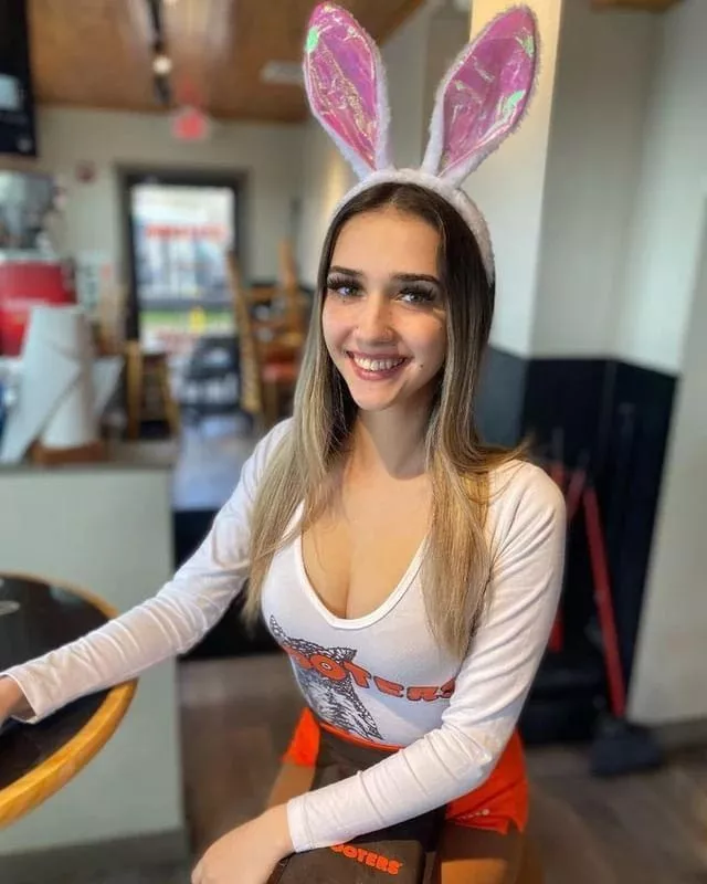 Hooters Cutie posted by gooningaccount