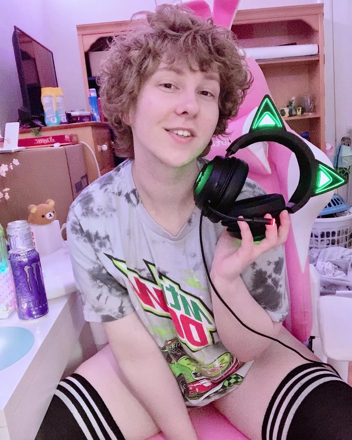 hope every femboy enthusiast has a pog day 🤍 posted by jcatboy