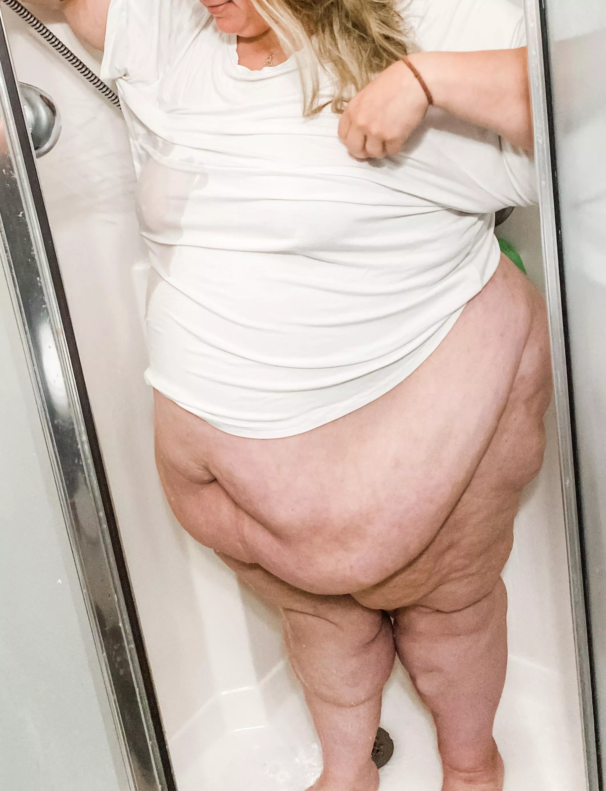 Hope everyone is having a hot and steamy weekend 🔥🚿 posted by bigbellybrooke