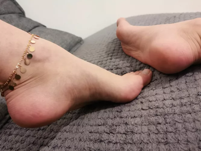 Hope you find my feet cute ;) by neilahF