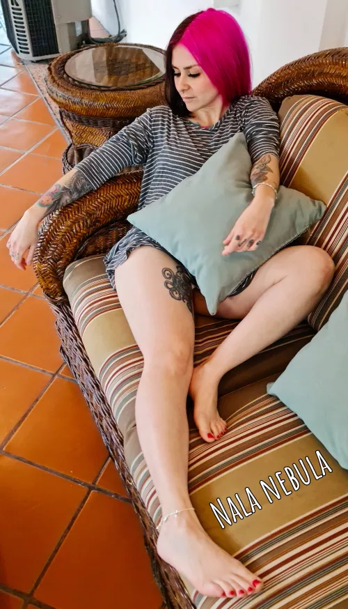 Hope you like my little toesies by nalanebula