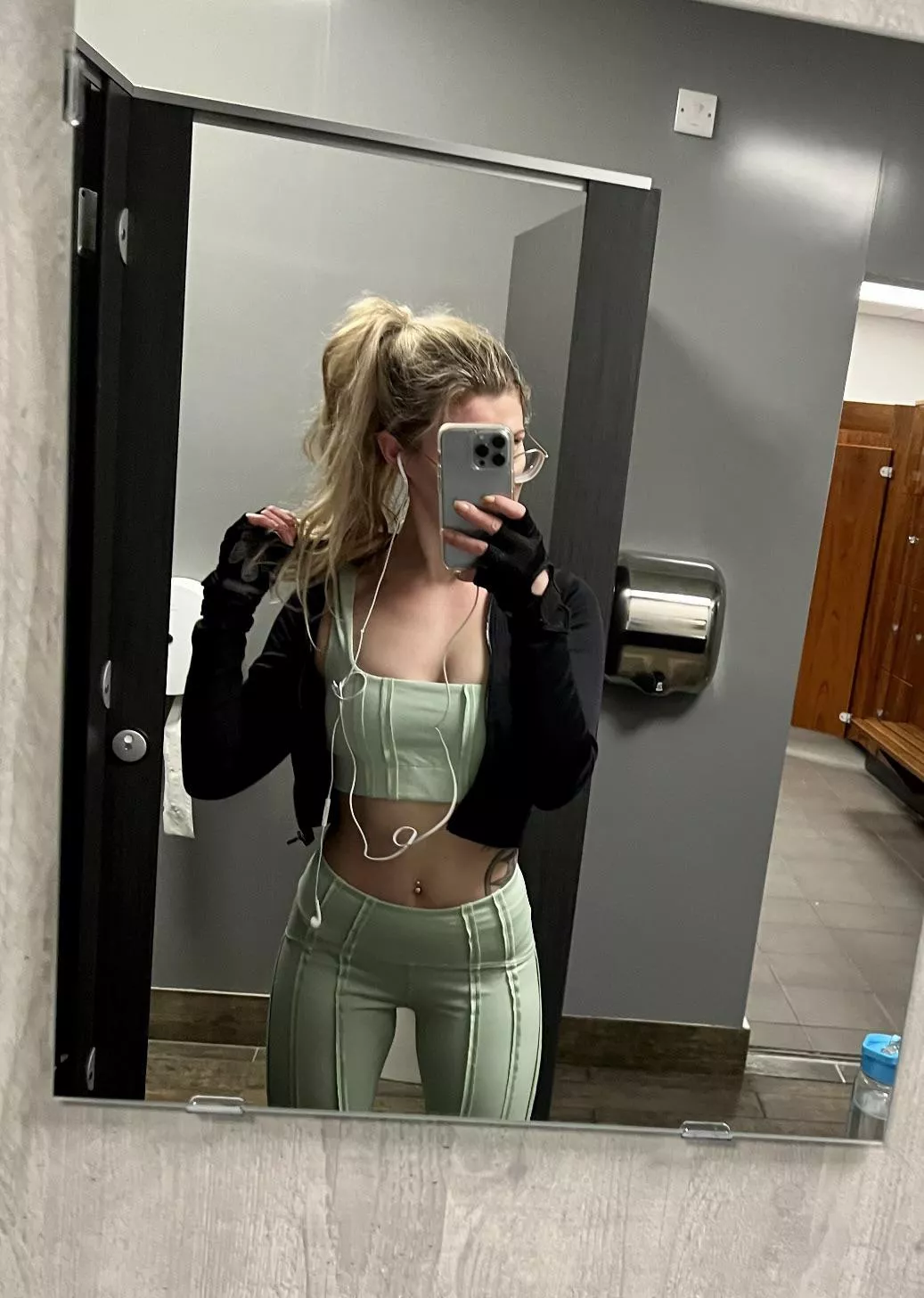 Hope you’d look twice at gym [F] posted by KittyPAWGx