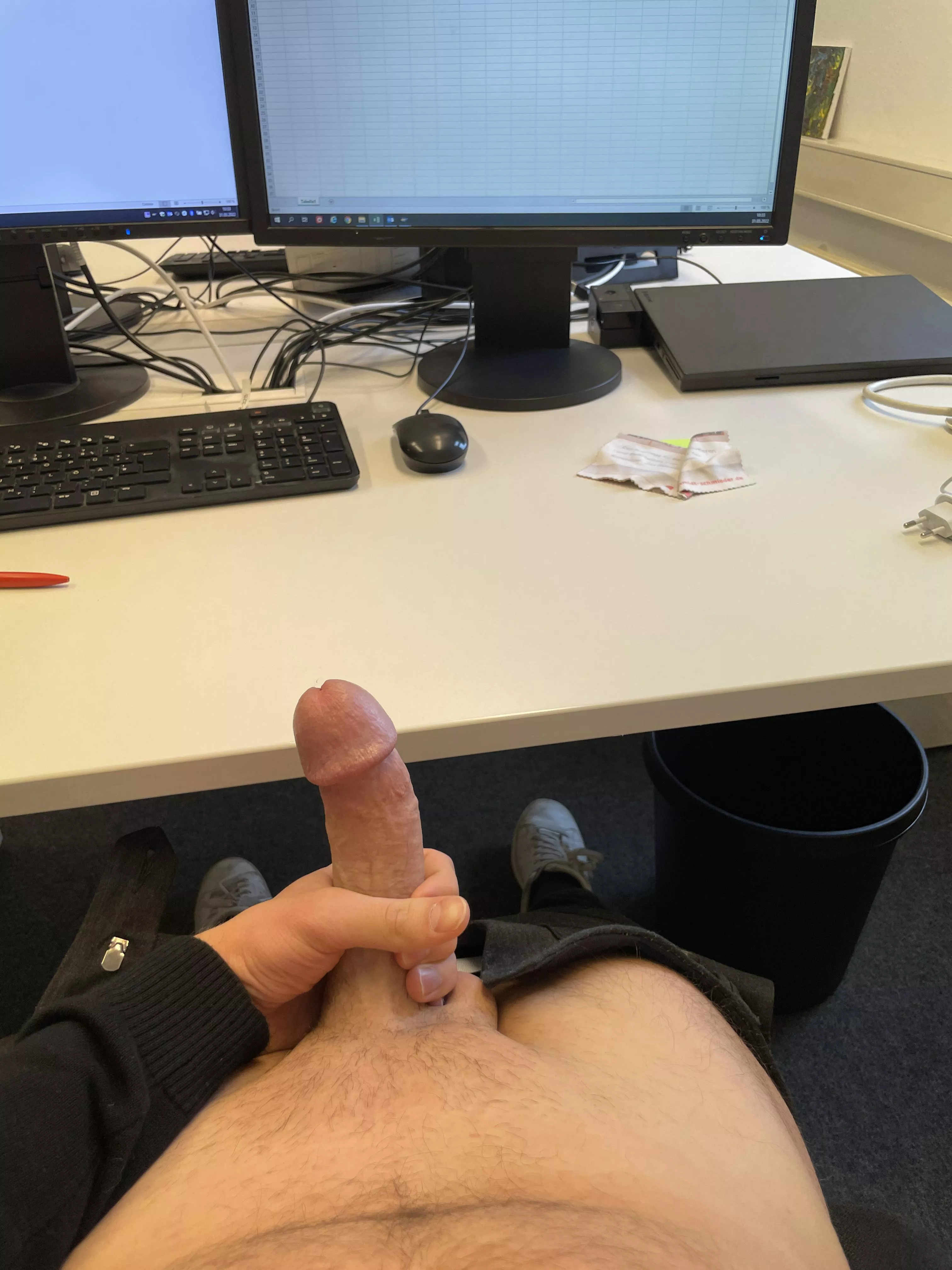 Horny at work 😋 posted by denksd
