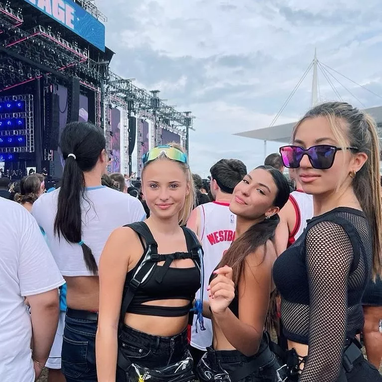 Hot babes posted by siimple_code