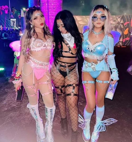 Hot babes! by siimple_code