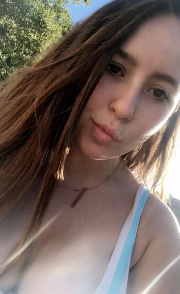 Hot Brunette posted by Kronos665