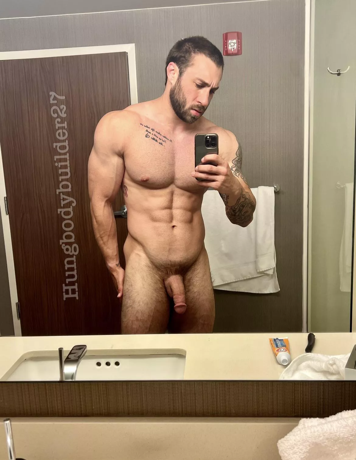 Hotel lighting always doing the abs a favor 😛 posted by hungbodybuilder27