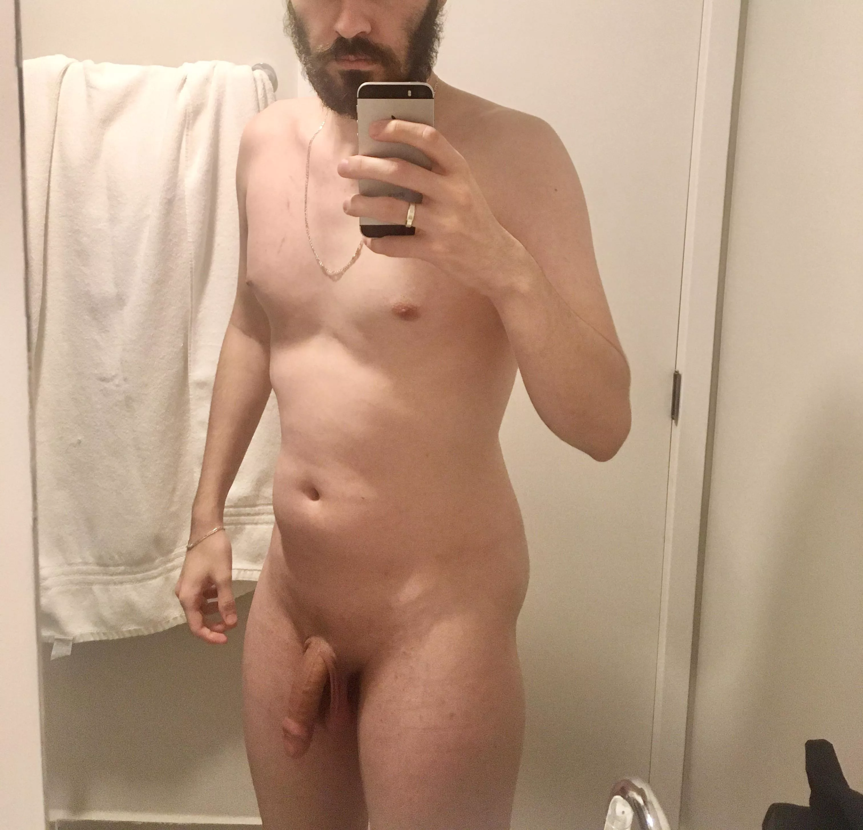 Hotel w/ Gf last weekend. And i swear i shaved this beard 🙃🤷🏻‍♂️ posted by MrShyFellow