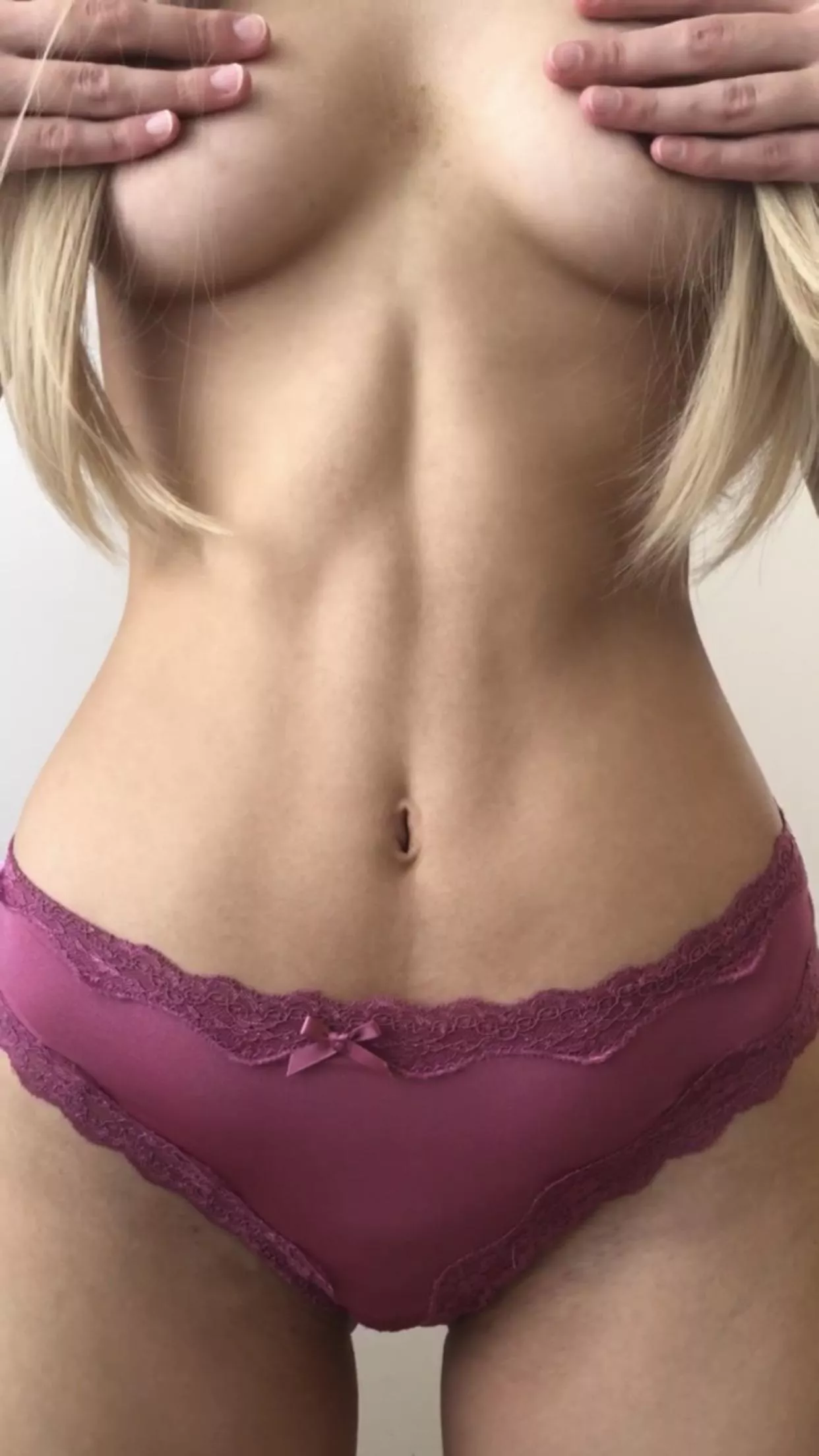 Hourglass figure with abs posted by anastasiakrakko