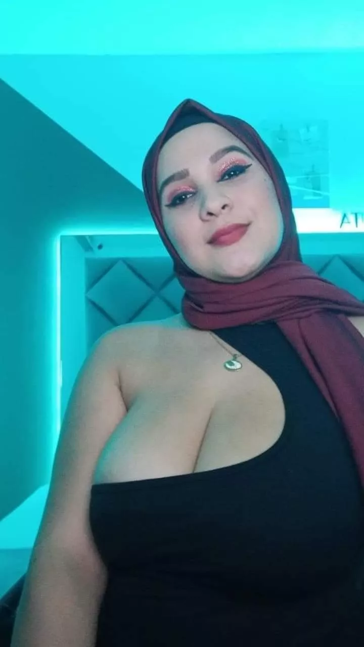 How about a hijabi busty ❤️ posted by picaso0o__2
