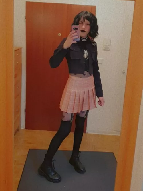 How do I look? >_< by neo_lyx