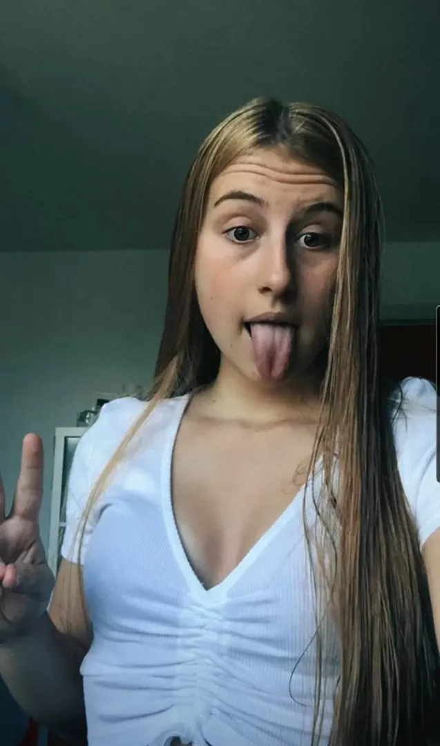 How do I look (F18) I rate dicks for fun :) by Stepsis42O