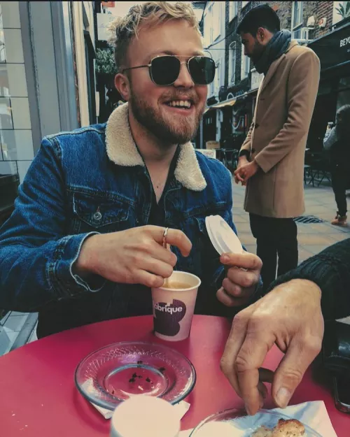 How do I look? by chrisrwhiting46