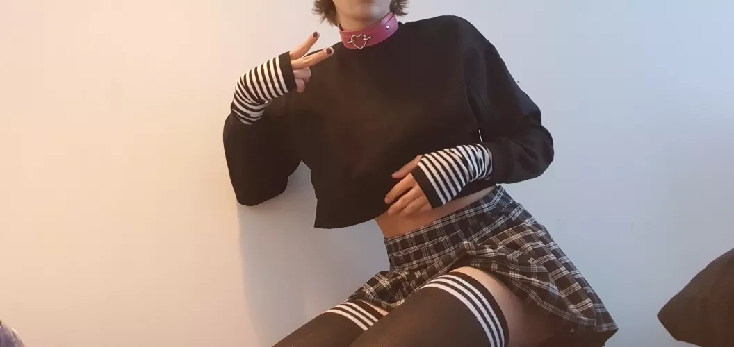 how do u pose? 😭 i need suggestions by 19CHwantslove