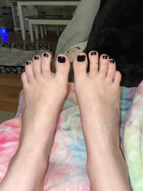 How do we feel about the black toes? by Yoshislilsis13