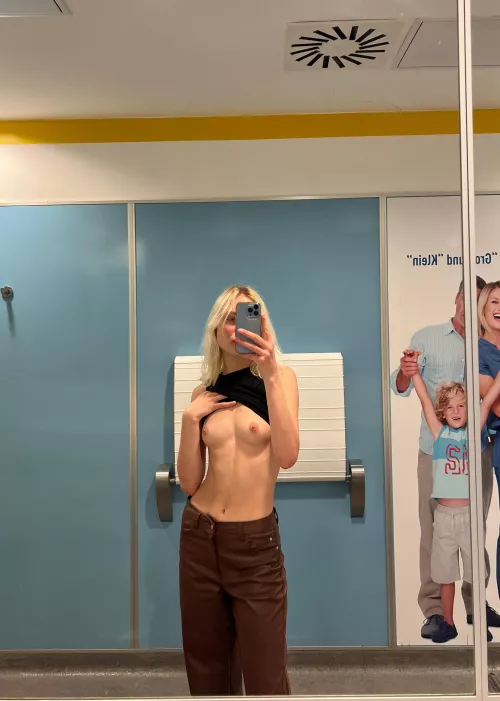 How do you like girls with lil tits and abs? 🥰 by Muza_for_love