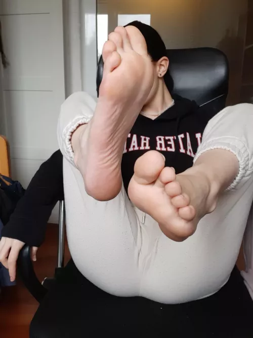 how do you like my feet? by DoozySparkle