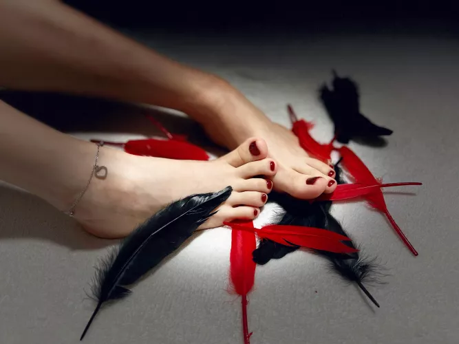 How do you like my new pedi? 😏 by FeetiteGirl