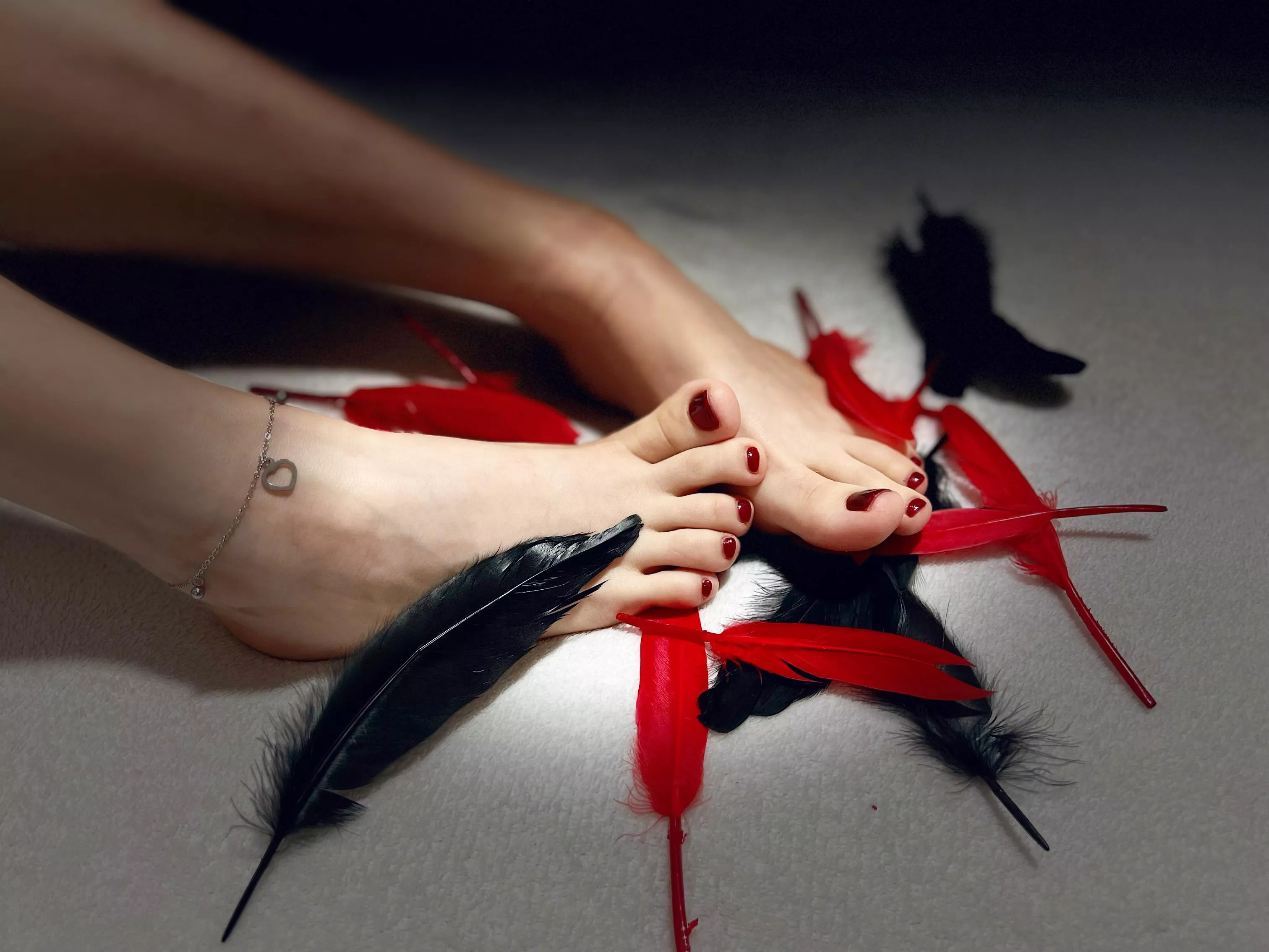 How do you like my new pedi? 😏 posted by FeetiteGirl