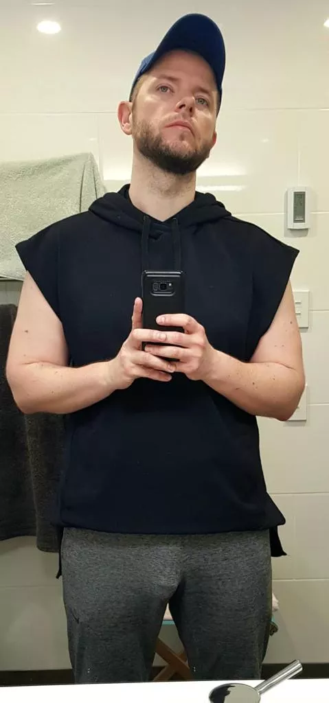 How do you like my soft dick outline? posted by freeballing_xx