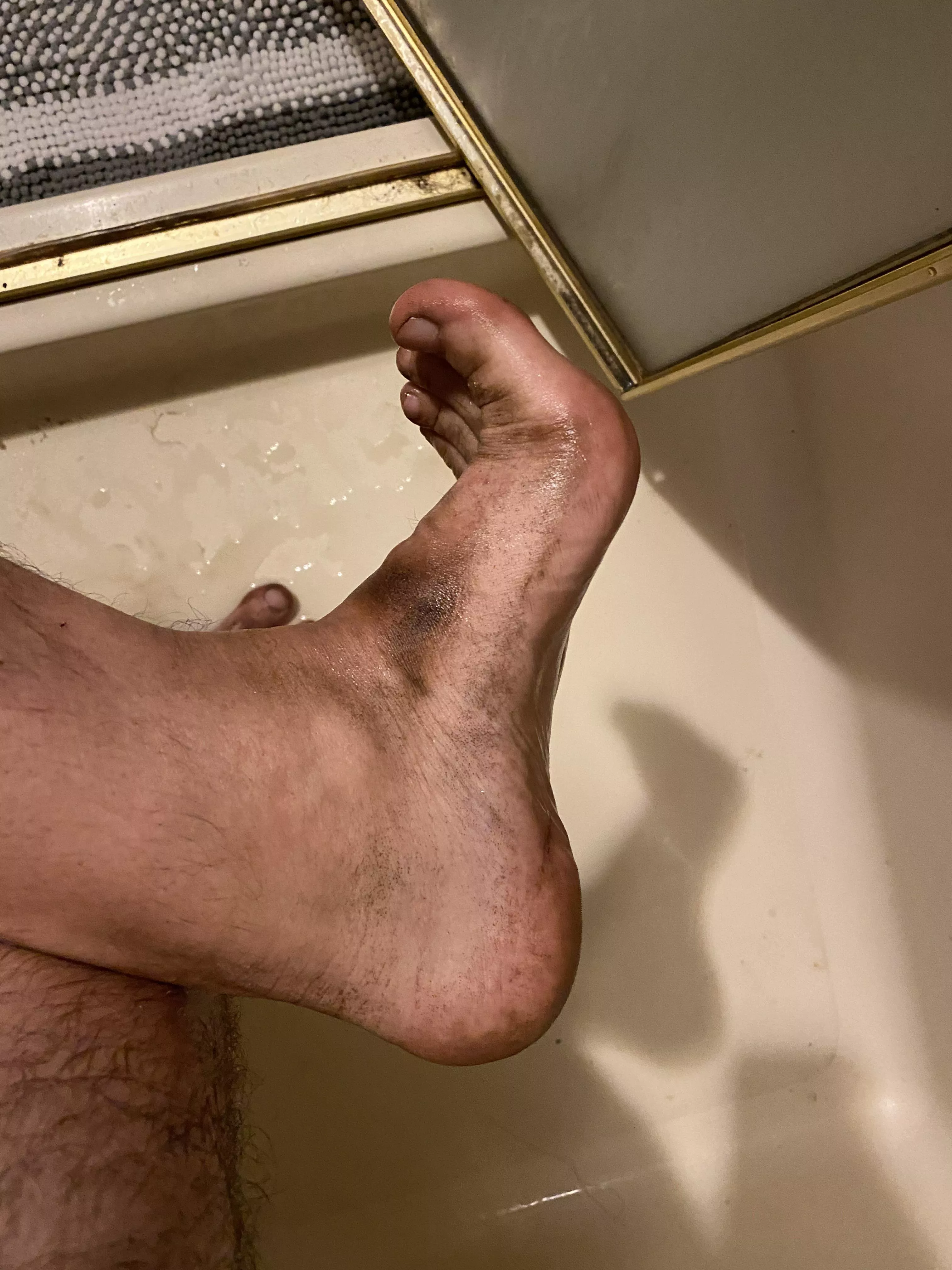 How many people are into filthy feet that have been working barefoot in dirt all day? 😏 posted by Kennyfux