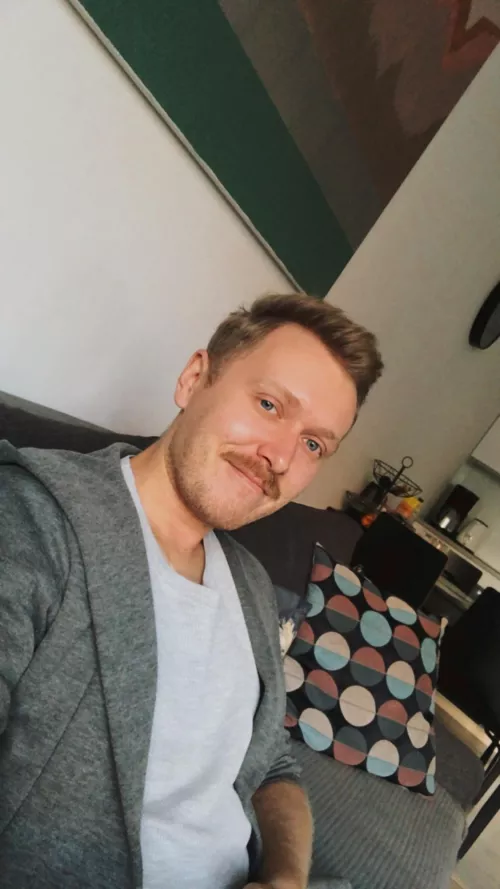 How r u guys? 😀 by Horhe_zw