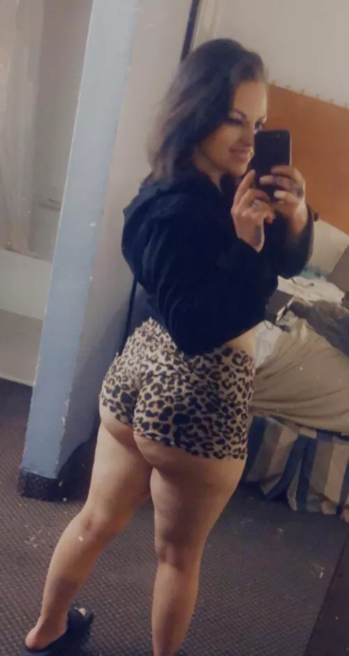 How’s my ass look? by Tinybabyy95
