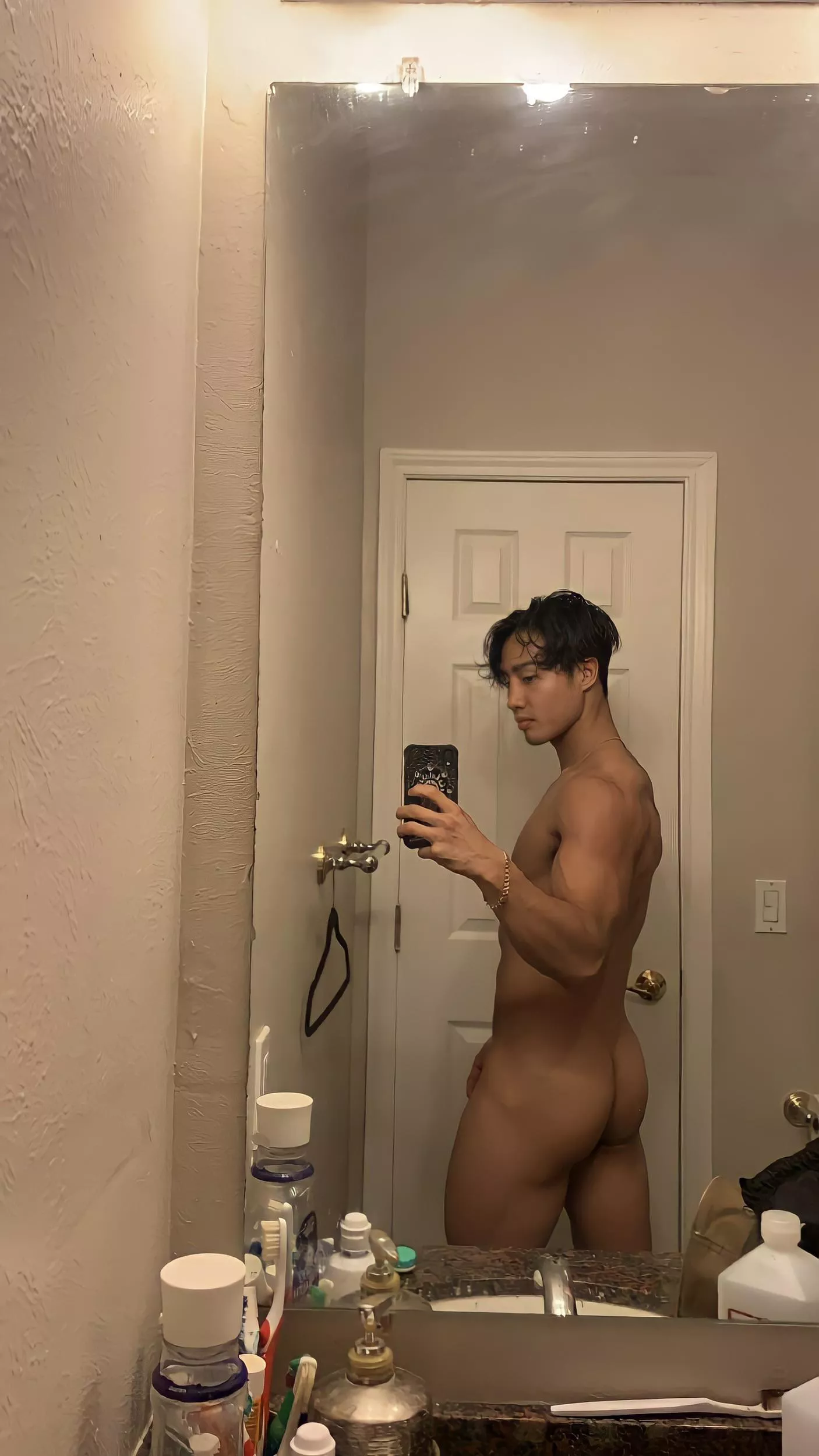 How’s my cakes? DMs open and other msging apps on profile 😜 posted by Saekorean98
