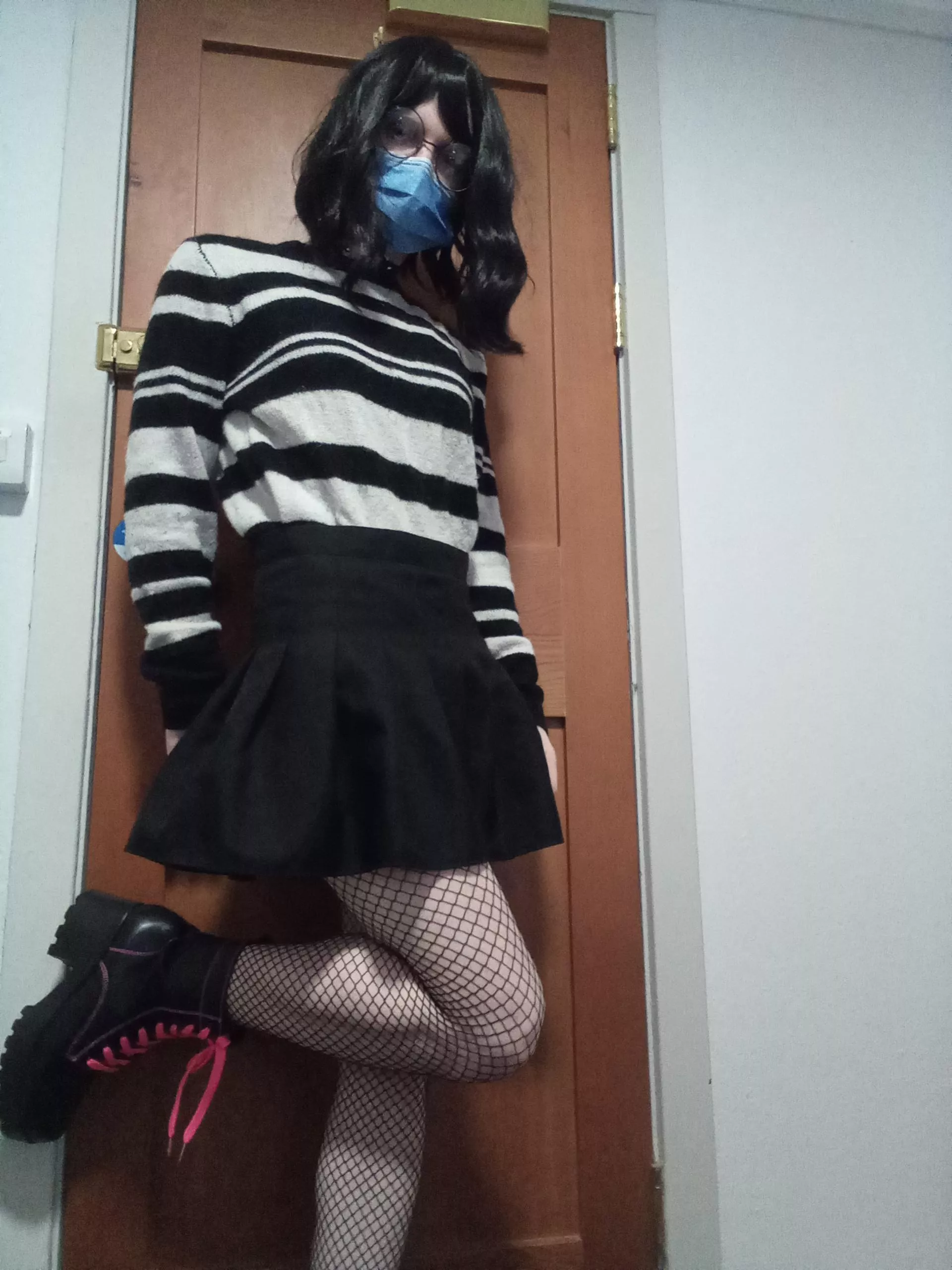 Hows this grungy look? Would you ask me out if you saw me in a bar? posted by Gwen_the_femme