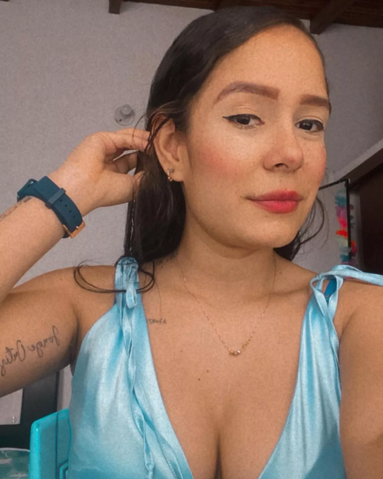 https://chaturbate.com/avrillopez/ posted by avrillopez