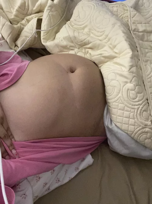 Hungry girl by Sunshinee_bby